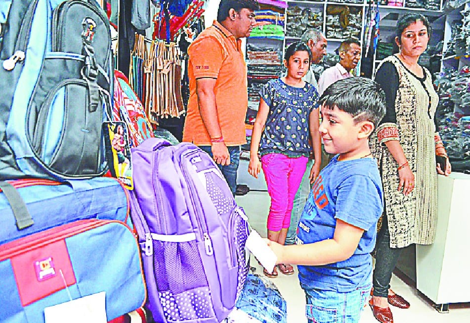 aaj se khulenge school raat tk chli tyari
