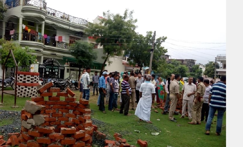 पार्क पर कब्जे की कोशिश, मारपीट