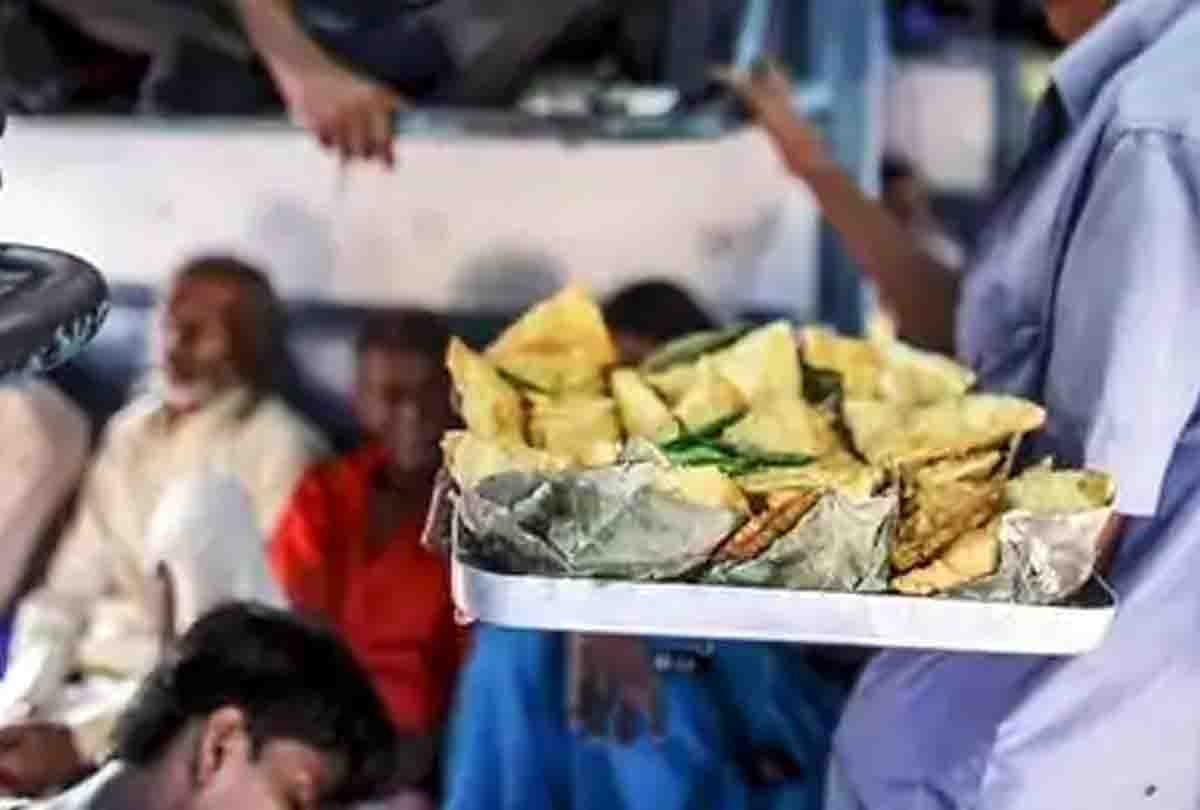 Make arrangements of food in train by giving additional 50 rupees