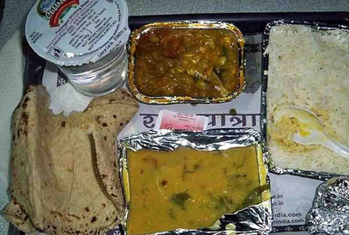Make arrangements of food in train by giving additional 50 rupees