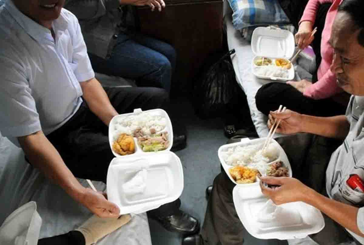 Make arrangements of food in train by giving additional 50 rupees