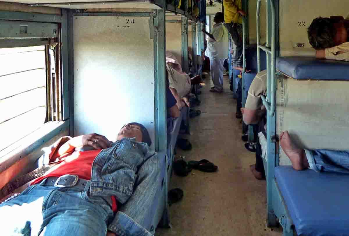 Make arrangements of food in train by giving additional 50 rupees