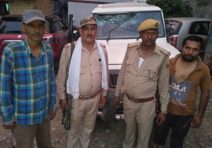 खनन माफिया ने वनकर्मियों पर हमला बोला, वाहन क्षतिग्रस्त