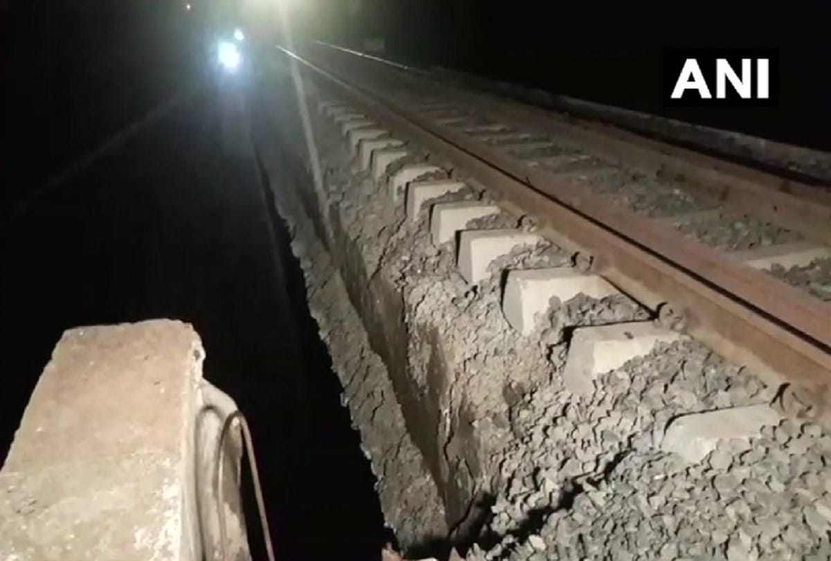 Retaining wall fell on the railway bridge in jhabua madhya pradesh Averted a major tragedy
