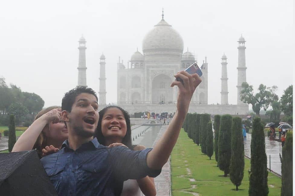 thousand tourists visits to Taj Mahal on rainy day