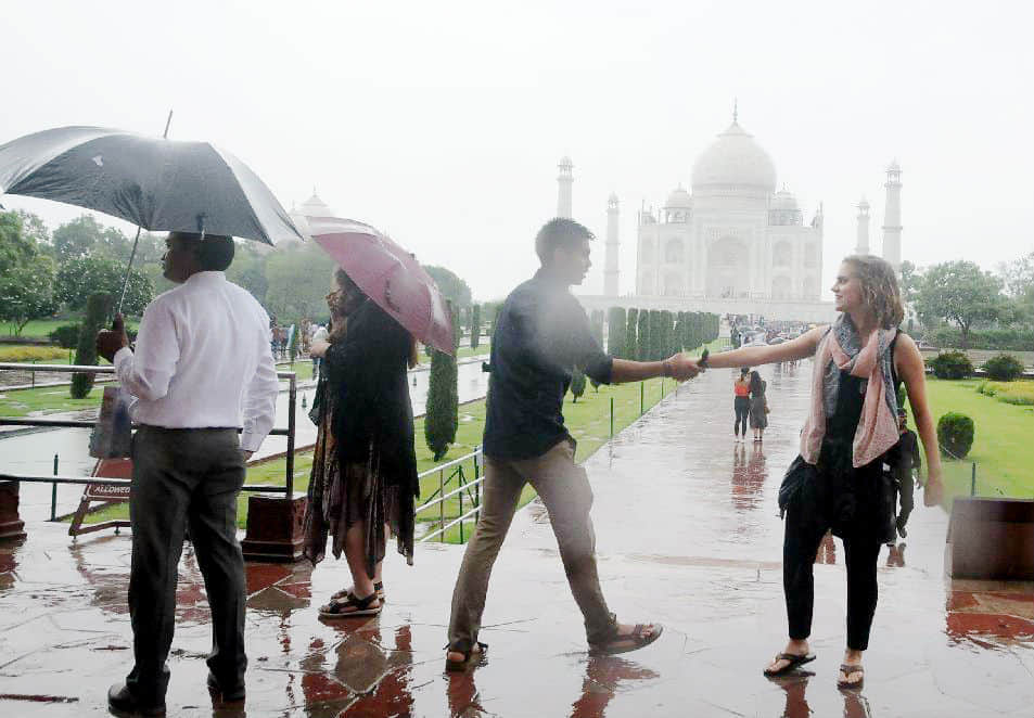 thousand tourists visits to Taj Mahal on rainy day