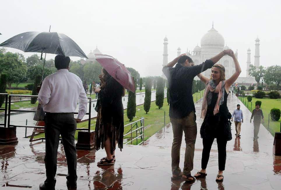 thousand tourists visits to Taj Mahal on rainy day