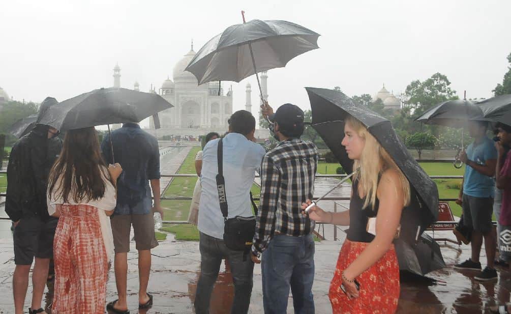 thousand tourists visits to Taj Mahal on rainy day