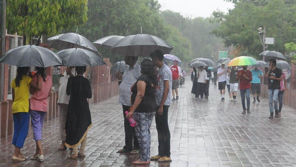 thousand tourists visits to Taj Mahal on rainy day
