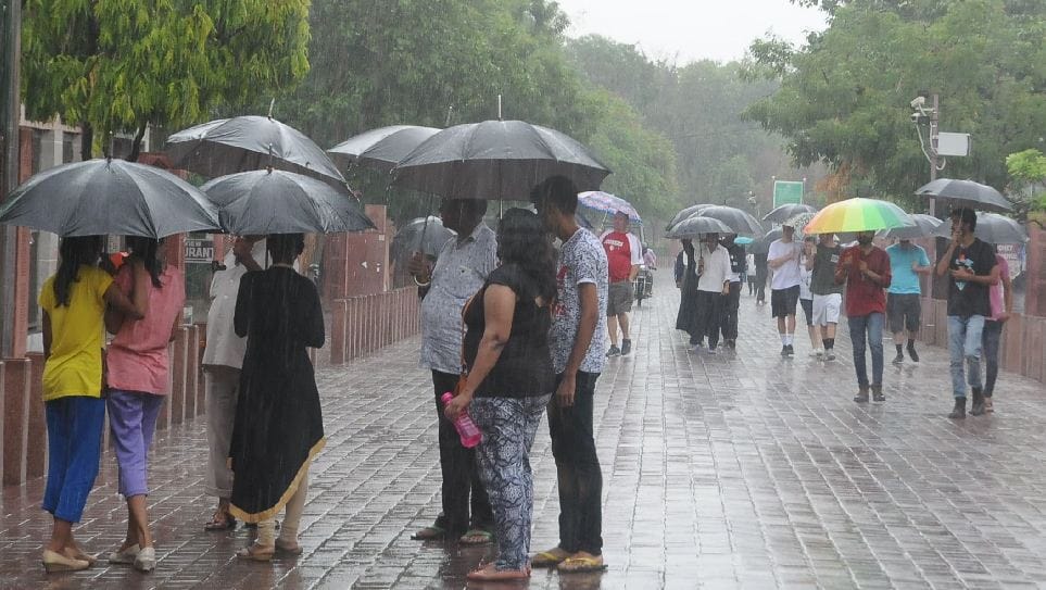 thousand tourists visits to Taj Mahal on rainy day