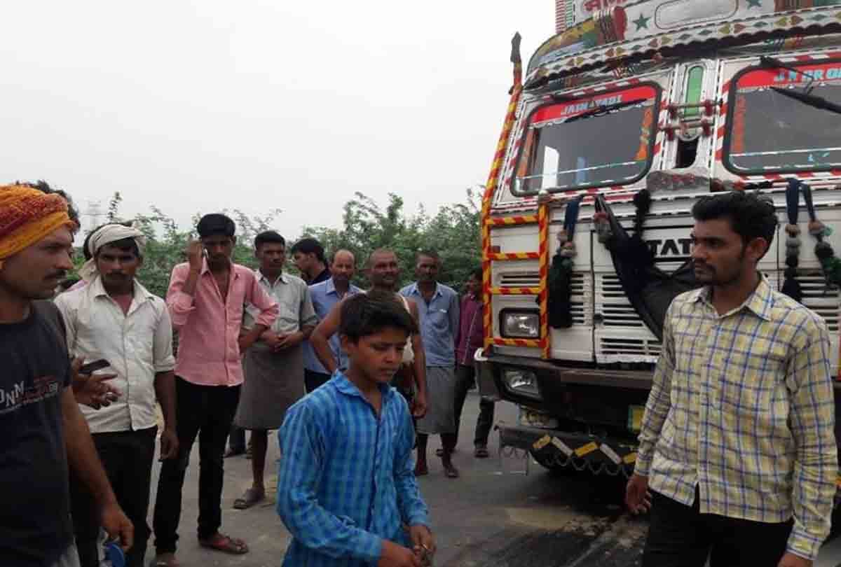 child died in road accident in Etawah