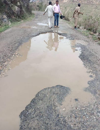 घायलों ने गड्ढे, ओवरलोडिंग को बताया हादसे का कारण