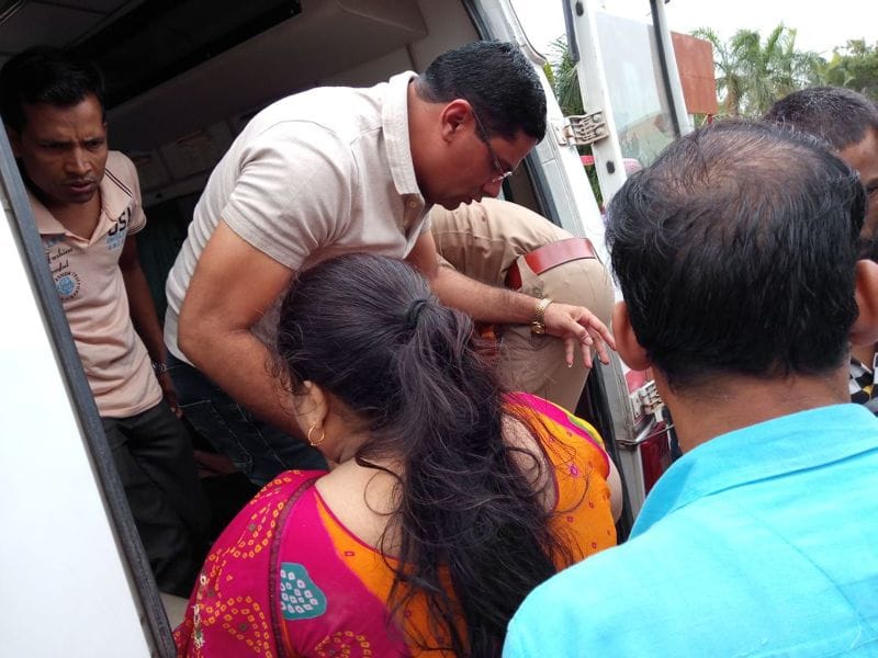 सड़क पर पड़े घायल को एसपी ने उठाकर भेजा चिकित्सालय