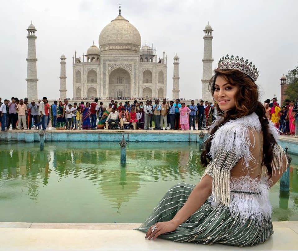 bollywood actress urvashi rautela seen taj mahal