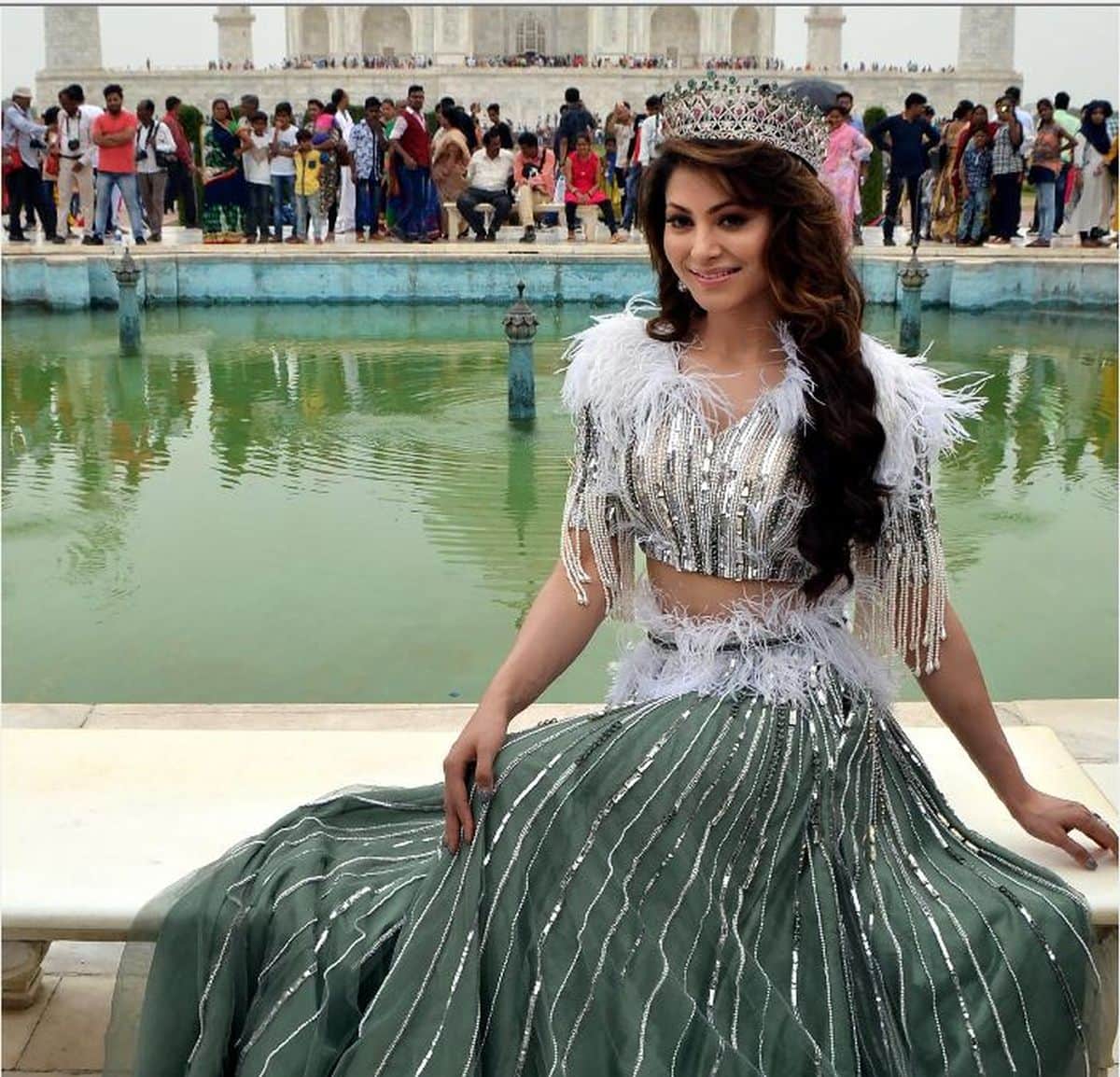 bollywood actress urvashi rautela seen taj mahal