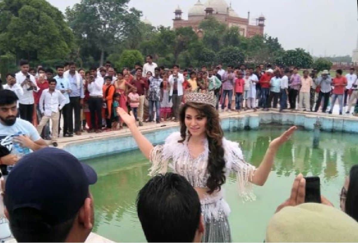 bollywood actress urvashi rautela seen taj mahal
