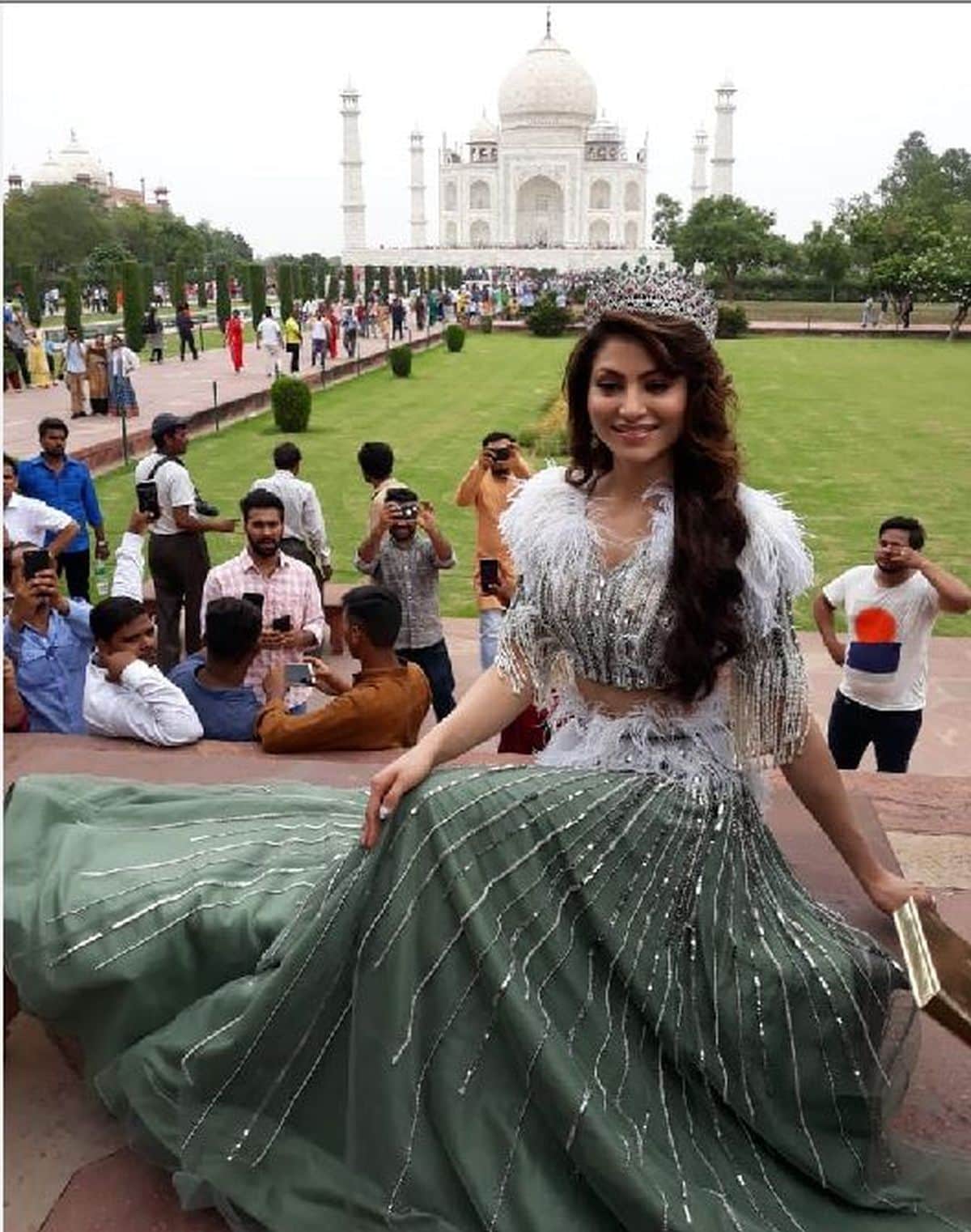bollywood actress urvashi rautela seen taj mahal