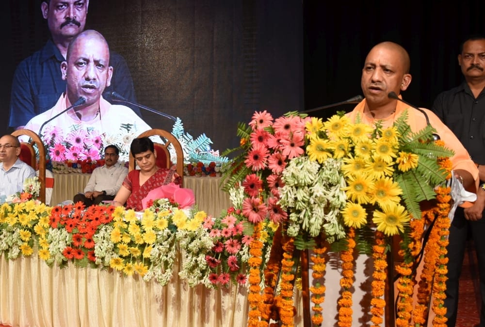 start powerful  campaign against illigal landholders says yogi adityanath.
