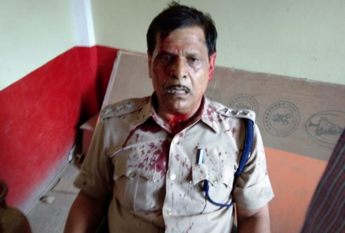 co kk mishra beaten by protesters in ambedkar nagar