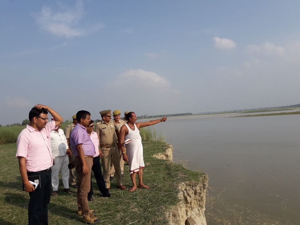 डीएम ने कटान रोकने का निर्देश दिया