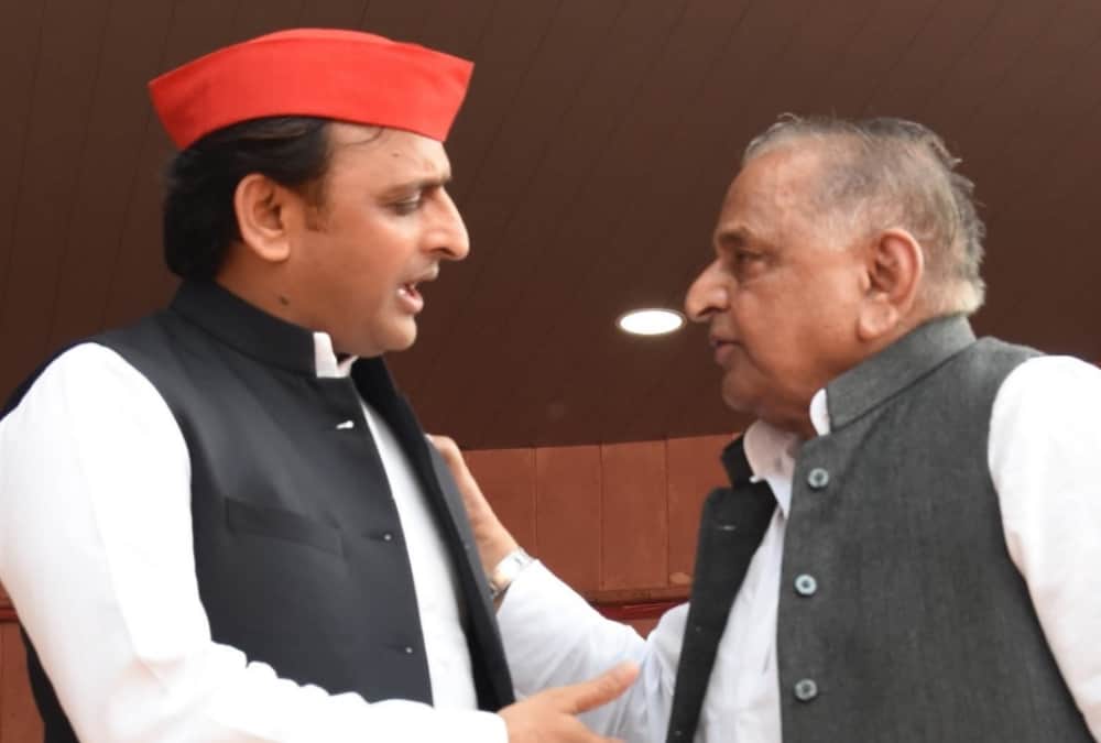 samajwadi party workers beating villagers