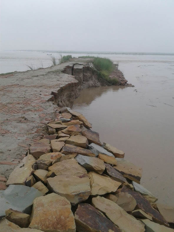 Water level of Gandak river approaches caution point