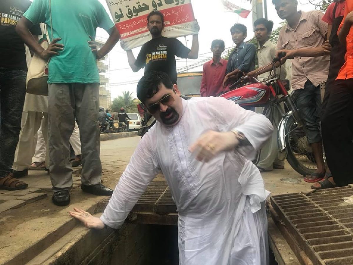pakistan election 2018 ayaz memon candidate reached the garbage pile and then returned to the gate