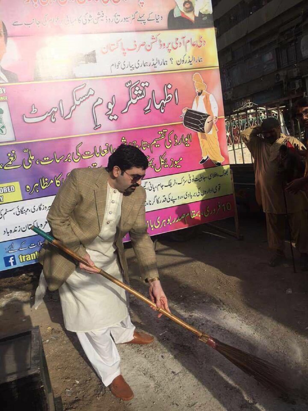 pakistan election 2018 ayaz memon candidate reached the garbage pile and then returned to the gate