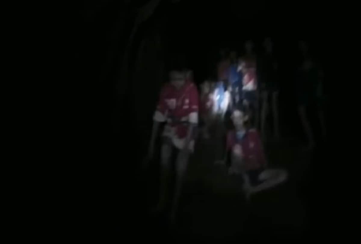 Twelve children trapped in mysterious cave at thailand 