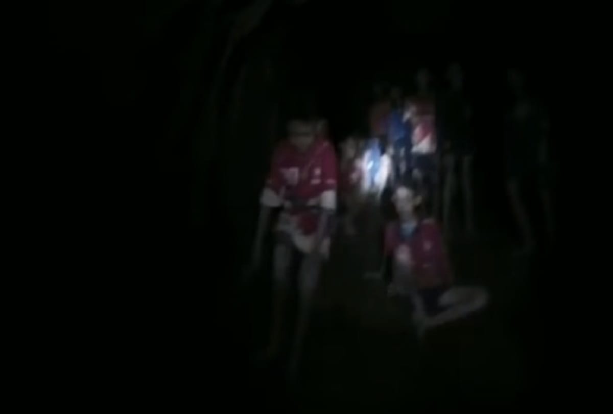 Twelve children trapped in mysterious cave at thailand 