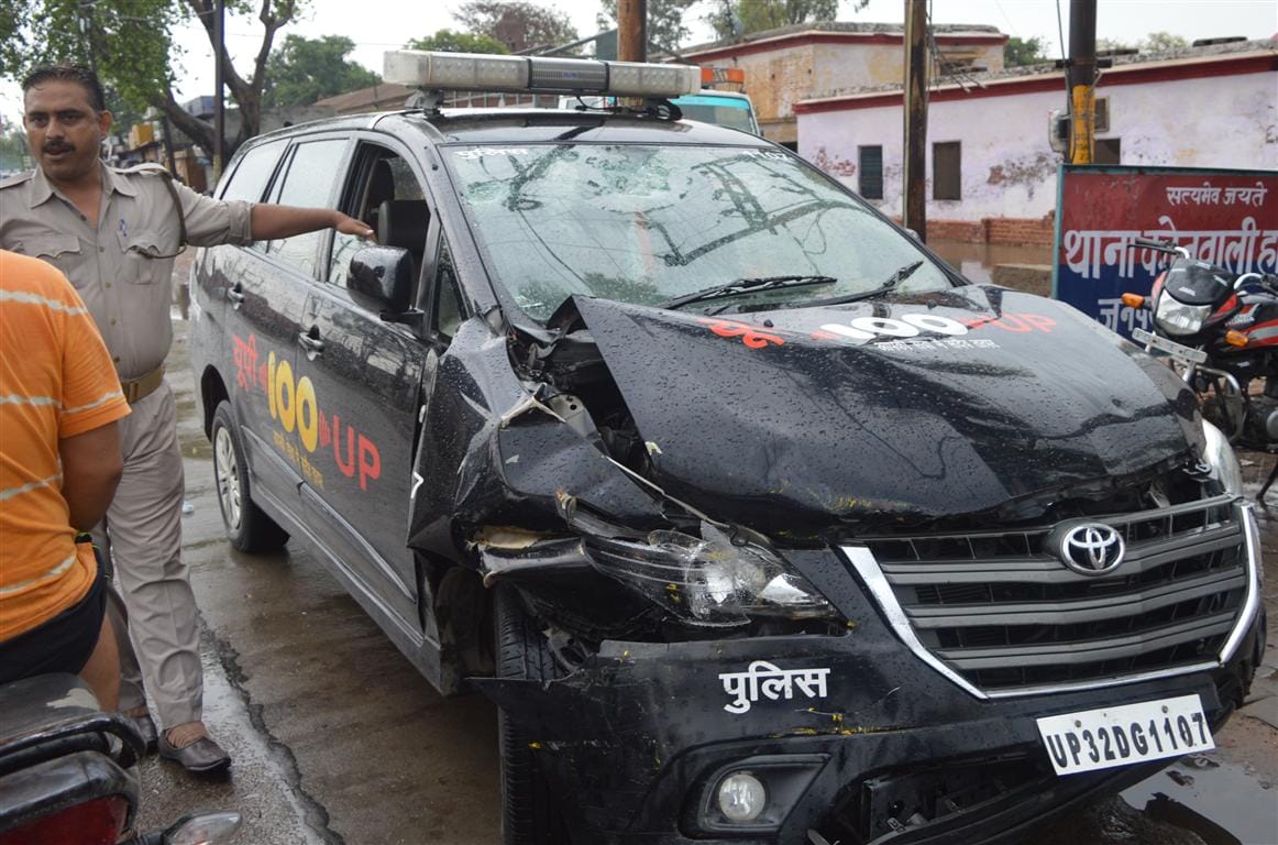 Rascals Attacked on Police in Hathras