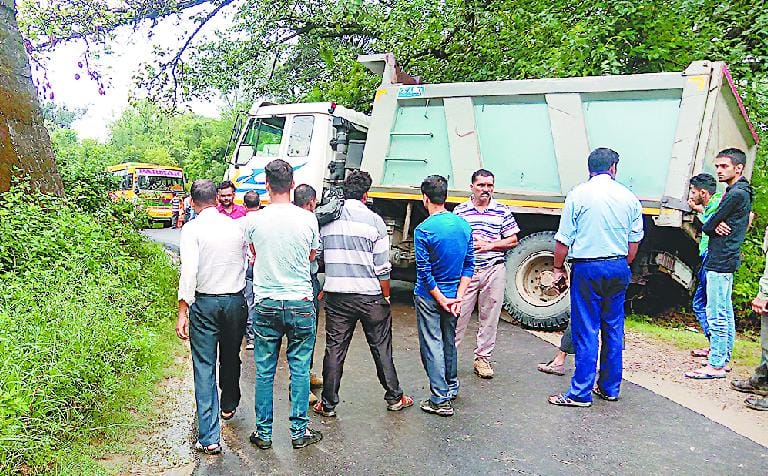 टिपर फंसने से गलोड़-हमीरपुर मार्ग डेढ़ घंटे रहा अवरुद्ध