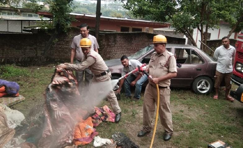 सरकारी आवास में लगी आग, हजारों का नुकसान