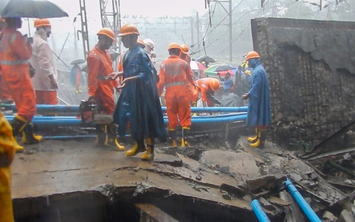 Andheri bridge collapse: 4 fire brigade vehicles rushed to the spot