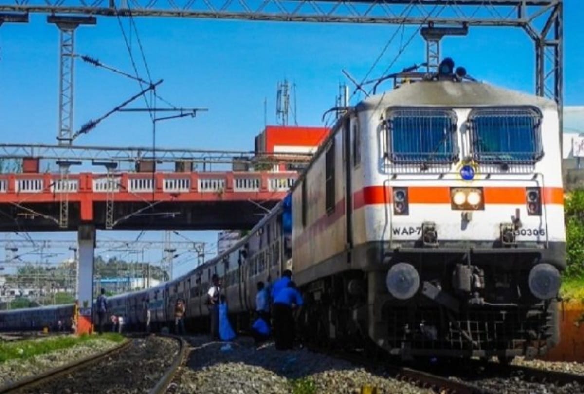 Know the reason behind the numbers which is written on train coach