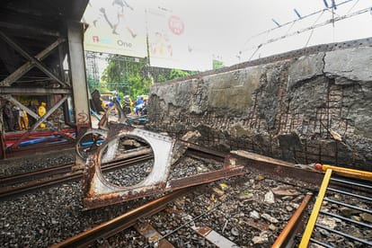 actor farhan akhtar opens up over mumbai bridge collapse