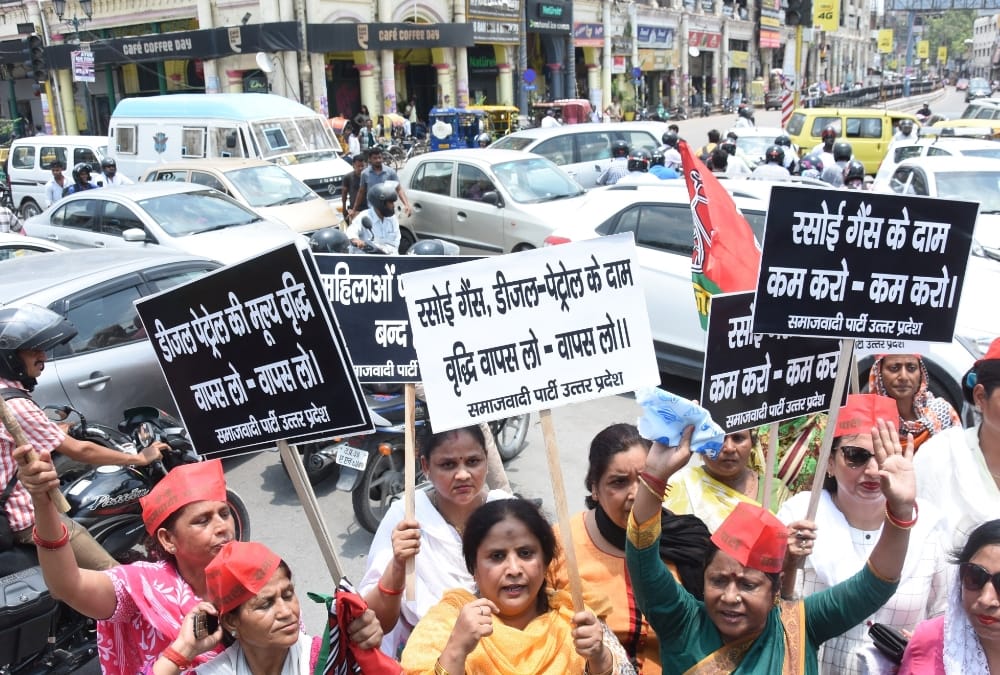 police lathicharge on samajwadi women sabha worker