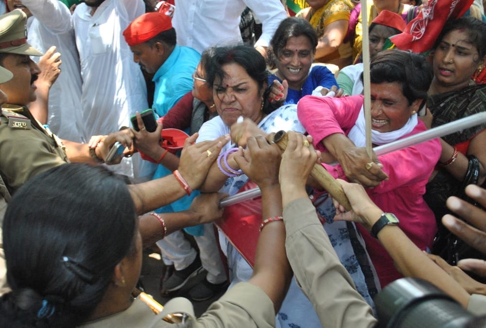 police lathicharge on samajwadi women sabha worker