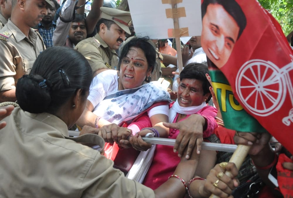 police lathicharge on samajwadi women sabha worker