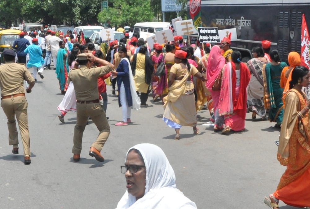 police lathicharge on samajwadi women sabha worker