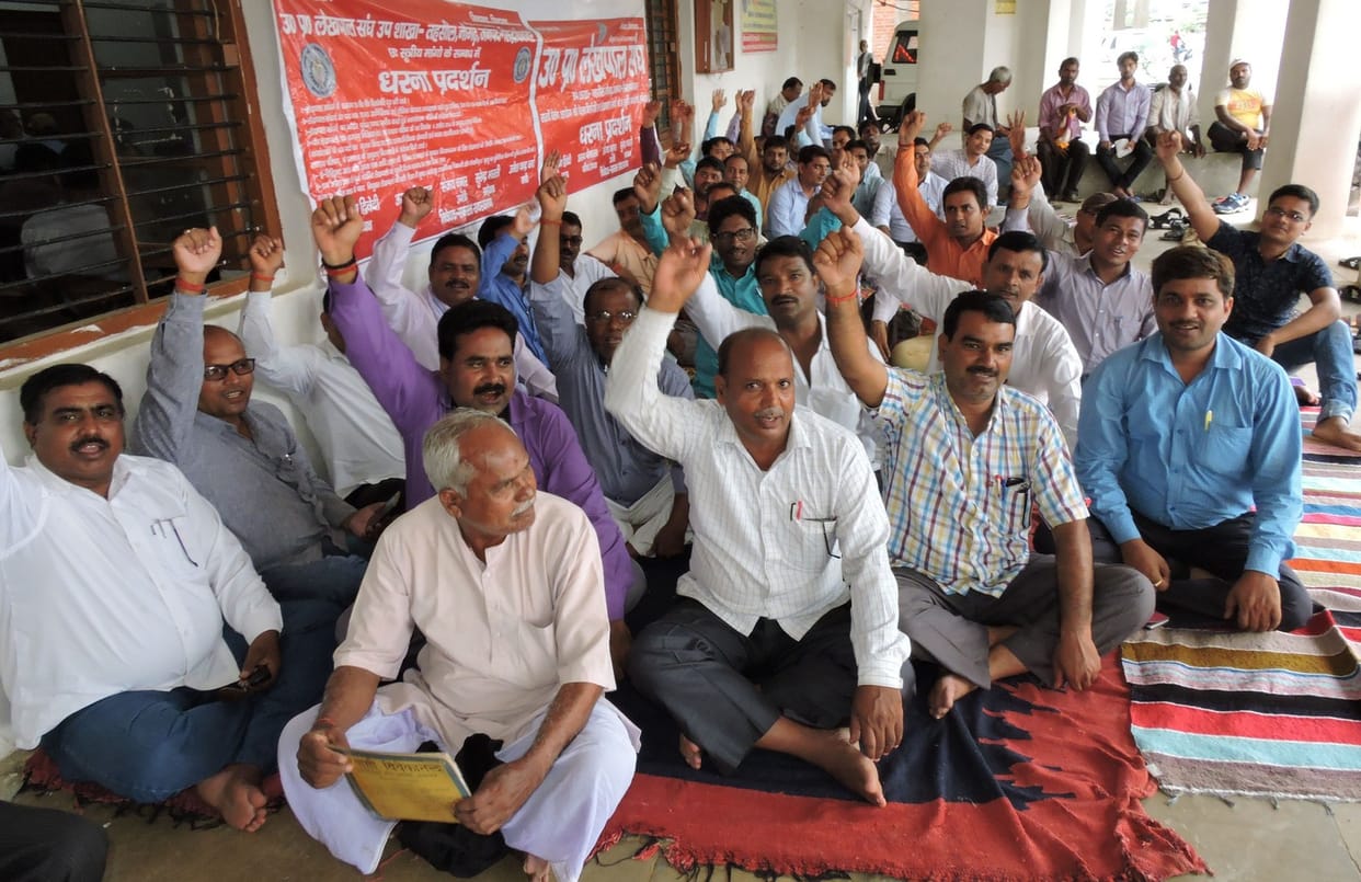 लेखपालों ने दिया धरना  
