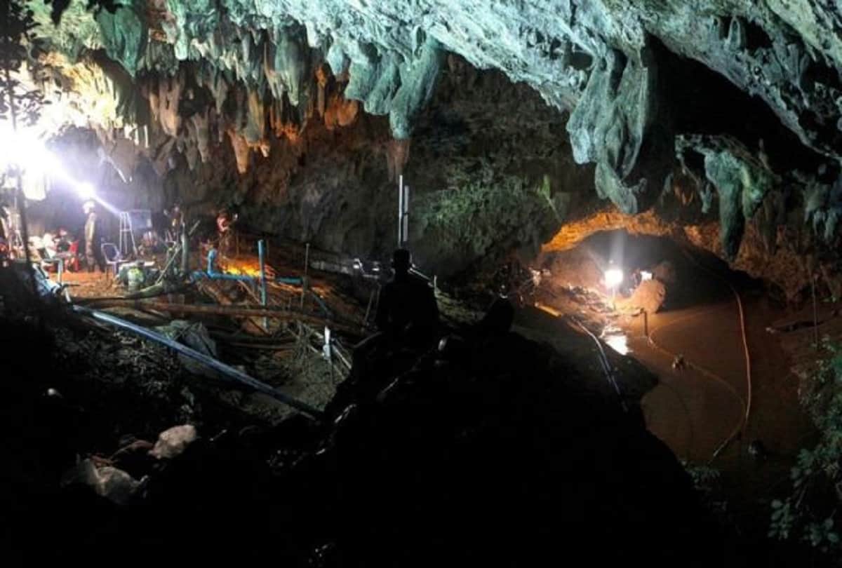 Twelve children trapped in mysterious cave at thailand 
