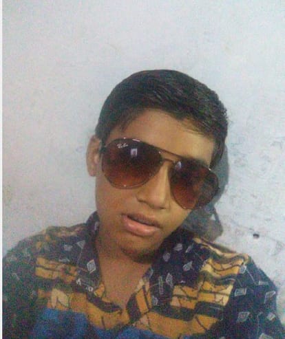 agra student died in road accident 