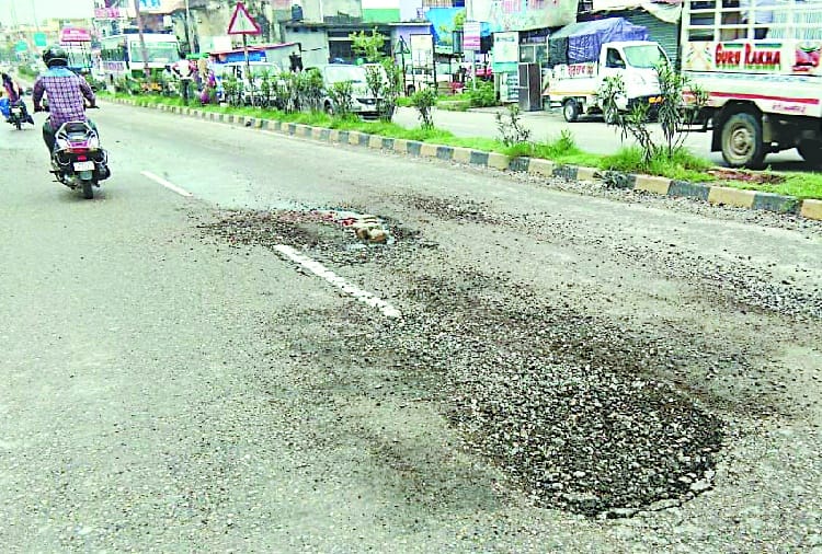 पहली बारिश से टूट गई दौलतपुर बाजार की सड़क
