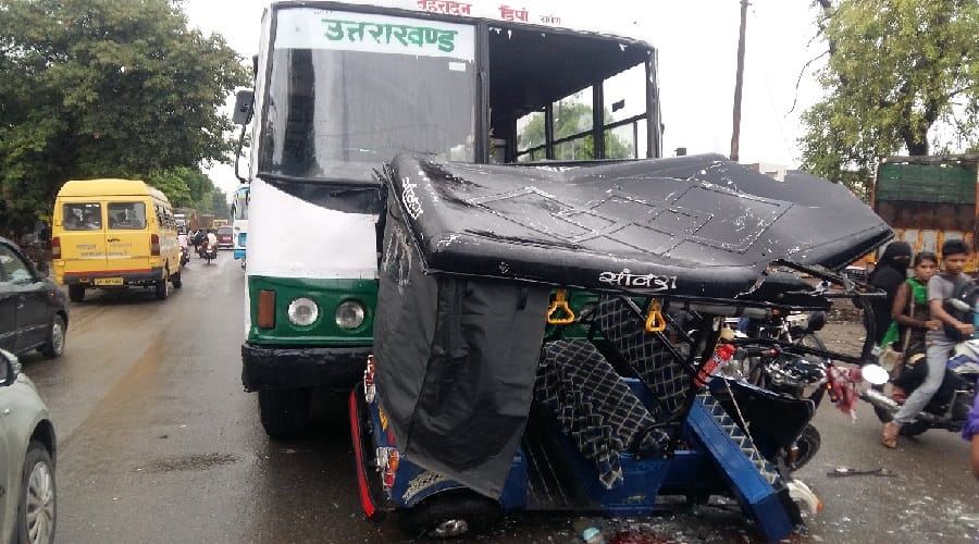Bus accident in saharanpur, one student killed, many injured