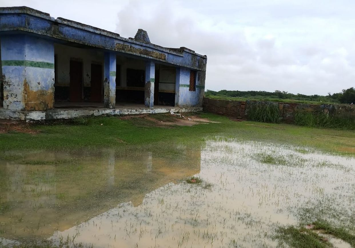 जान जोखिम में डालकर ड्यूटी कर रहे स्वास्थ्य कर्मी, शिक्षक 