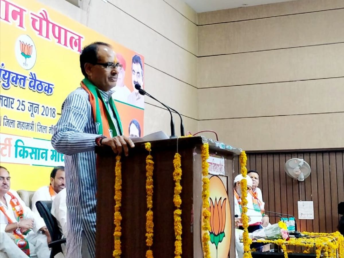 shivraj singh chuhan said treasure opened for poor, Congress says government showing dreams