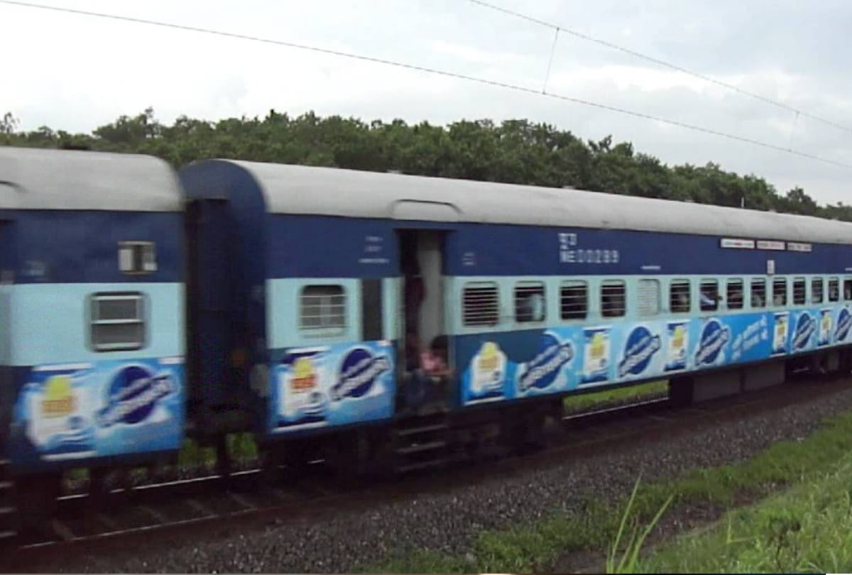 third gender beaten passengers in lucknow-pune express