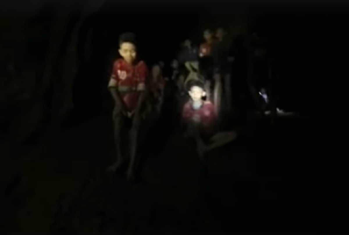 Twelve children trapped in mysterious cave at thailand 