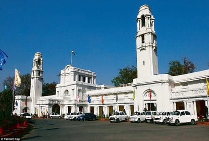 Who won the battle of rights in Delhi finally?